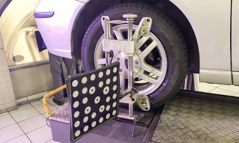 Tarcza pomiarowa 3D zamocowana na kole podczas geometrii zawieszenia