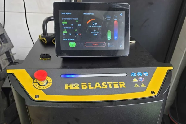 Urządzenie TEXA H2 BLASTER do wodorowania silnika w hali warsztatu